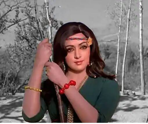 ਦਰਅਸਲ ਹੇਮਾ ਦੇ ਪਿਤਾ ਵੀਐਸ ਆਰ ਚੱਕਰਵਰਤੀ ਤਮਿਲ ਫਿਲਮਾਂ ਦੇ ਨਿਰਮਾਤਾ ਸਨ। ਇਹੀ ਕਾਰਨ ਸੀ ਕਿ ਹੇਮਾ ਨੂੰ ਐਕਟਿੰਗ ਦਾ ਸ਼ੌਕ ਸੀ। ਫਿਰ ਸਾਲ 1961 ਵਿੱਚ, ਬਹੁਤ ਛੋਟੀ ਉਮਰ ਵਿੱਚ, ਹੇਮਾ ਮਾਲਿਨੀ ਨੂੰ ਇੱਕ ਫਿਲਮ ਵਿੱਚ ਡਾਂਸਰ ਦੀ ਭੂਮਿਕਾ ਨਿਭਾਉਣ ਦਾ ਮੌਕਾ ਮਿਲਿਆ। ਇਸ ਰੋਲ ਨੂੰ ਕਰਨ ਤੋਂ ਬਾਅਦ ਉਨ੍ਹਾਂ ਨੇ ਆਪਣਾ ਕਰੀਅਰ ਫਿਲਮਾਂ 'ਚ ਹੀ ਦੇਖਿਆ।