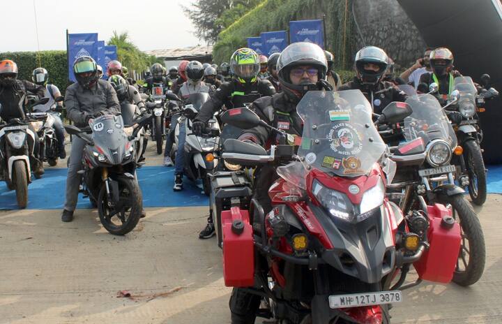 हेल्मेटबाबत जनजागृती करण्यासाठी पुण्यात बाईक रॅली आयोजित केली होती.