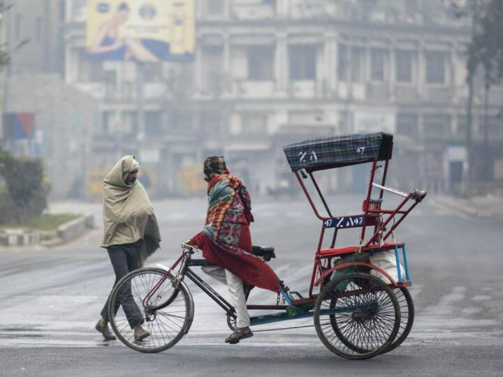 Delhi NCR Weather Updates cold increase in Delhi Noida Gurugram in morning and evening AQI Crossed 400 Delhi-NCR Weather Updates: दिल्ली-एनसीआर में सर्द होने लगी सुबह-शाम, हवा हुई जहरीली, जानें आज का अपडेट