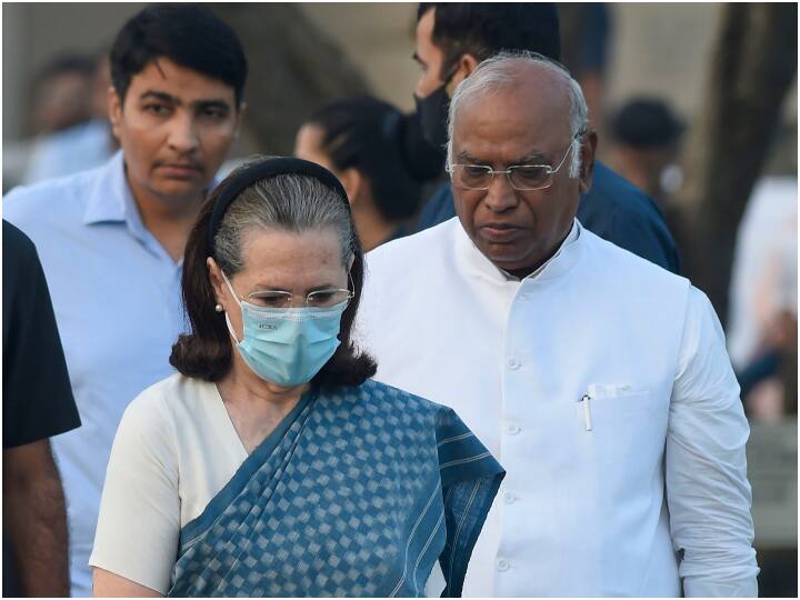 Won be ashamed to consult Gandhi family Mallikarjun Kharge said when the question of remote control was raised ਰਿਮੋਟ ਕੰਟਰੋਲ 'ਤੇ ਸਵਾਲ ਉੱਠਣ 'ਤੇ ਮਲਿਕਾਰਜੁਨ ਖੜਗੇ ਨੇ ਕਿਹਾ, 'ਗਾਂਧੀ ਪਰਿਵਾਰ ਨਾਲ ਸਲਾਹ ਕਰਨ 'ਚ ਸ਼ਰਮ ਨਹੀਂ ਆਵੇਗੀ'