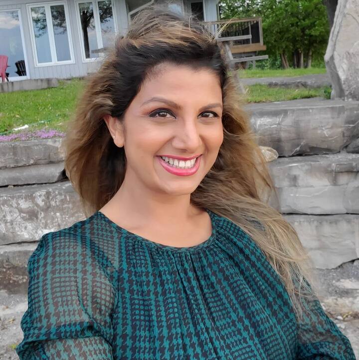 ఆ మధ్య  కొన్ని టీవీ షోస్‌కు జడ్జ్ గా వ్యహరించింది.  తాజాగా  ఓ తమిళ చిత్రంతో వెండితెరపై రీఎంట్రీ ఇవ్వబోతుంది. Photo@Rambha Indrakumar/instagram