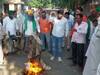 Pilibhit: सरकारी क्रय केंद्रों पर धान खरीदी नहीं होने से भड़के किसान, विरोध में डिप्टी आरएमओ का फूंका पुतला