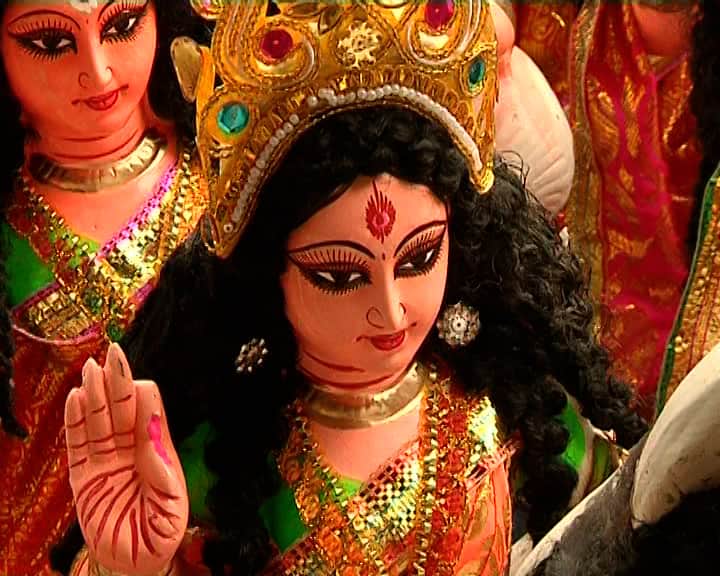 লক্ষ্মীদেবীর পুজো এবং দেবীর মূর্তি বা ছবি প্রতিষ্ঠা করার জন্য বেশ কিছু নিয়ম মেনে চলতে হবে। শাস্ত্র মতে, পূর্ব দিক সবসময় ইতিবাচক দিক বলে বিবেচিত হয়। তাই বাড়িতে দেবীর মূর্তি বা ছবি থাকলে সবসময় পূর্ব দিক করে প্রতিষ্ঠা করা উচিত। যাতে করে মা লক্ষ্মীর মুখ সর্বদা পূর্বমুখী থাকে। এর ফলে বাড়িতে আর্থিক উন্নতির ফিরবে।