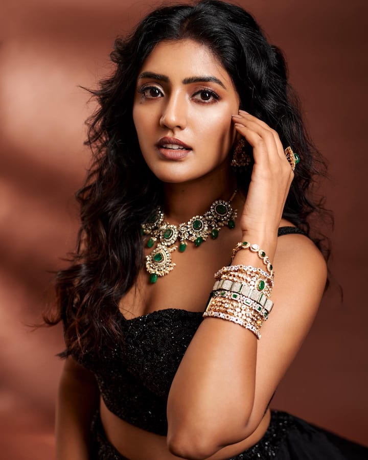 తెలుగులో అవకాశాలు తగ్గినా ఇన్ స్టాలో మాత్రం చాలా యాక్టివ్ గా ఉంటోంది ఈషా.-Image credit: Eesha Rebba/Instagram