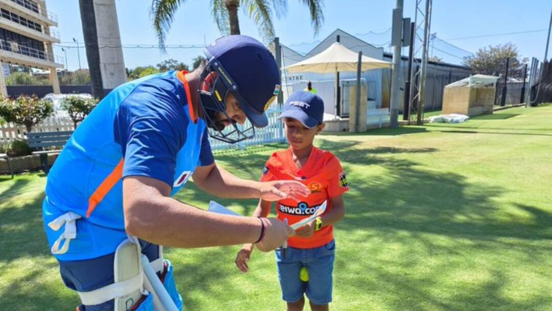 Team India skipper Rohit Sharma meets 11-year-old young fan bats against him in nets gave his autograph T20 World Cup 2022 Rohit Sharma: নেটে ১১ বছর বয়সি খুদের বোলিংয়ে অনুশীলন করলেন মুগ্ধ রোহিত