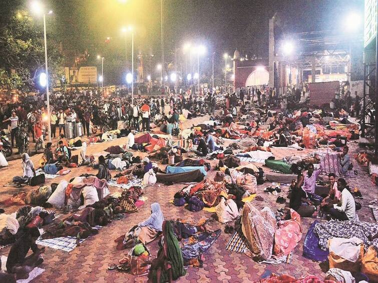 Chaos At Railway Stations Bus Stands As Lakhs Travel For Big UP Exam பேருந்து நிலையங்களில் நிரம்பி வழிந்த மக்கள் கூட்டம்...ரயிலில் நிற்க கூட இடம் இல்லையாம்...அரசுப் பணியாளர் தேர்வால் கூட்ட நெரிசல்