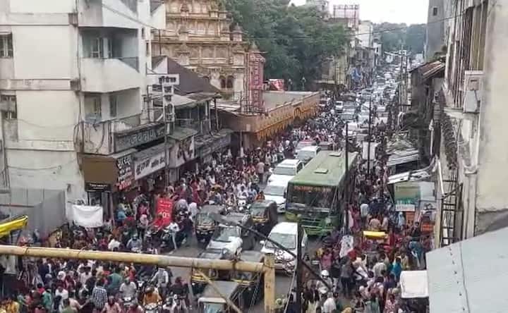 बेलबाग चौक ते मंडईपर्यंत वाहनांच्या रांगा लागल्या आहेत.