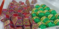 In Pics : अरे हे फटाके नाहीत तर चॉकलेट्स! अनोख्या मिठायांची पुण्यात चर्चा