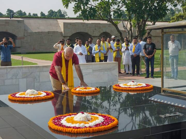 उसके बाद सीबीआई के रास्ते में उन्होंने समर्थकों के साथ रोड शो भी निकाला. बाद में उनसे सीबीआई ने पूछताछ की. उनसे पूछताछ के दौरान उनके साथ गये कार्यकर्ता और सांसद दिल्ली पुलिस ने आम आदमी पार्टी सांसद संजय सिंह को निषेधाज्ञा का कथित तौर पर उल्लंघन करने के लिए सीबीआई मुख्यालय के बाहर हिरासत में ले लिया.