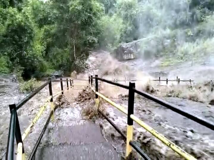 Theni: Flooding at Kumbakarai Falls. Flood warning for river bank villagers TNN தேனி கும்பக்கரை அருவியில் வெள்ளப்பெருக்கு   - கிராம மக்களுக்கு எச்சரிக்கை