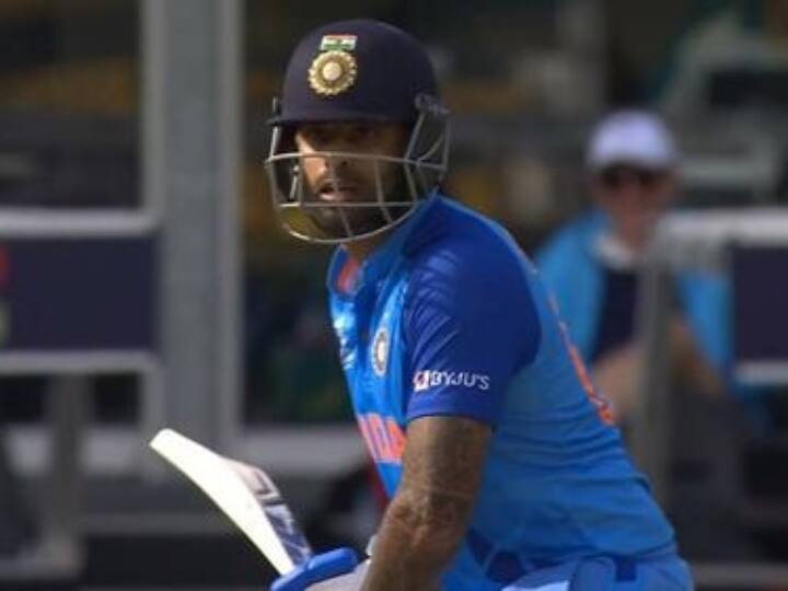 Suryakumar Yadav says ‘Maarne ka mood nahi ho raha hai', gets dismissed next ball in T20 World Cup 2022 IND vs AUS Warm-up here watch video Watch: 'मारने का मूड नहीं हो रहा', बैटिंग करते वक्त अक्षर पटेल से बोले सूर्यकुमार यादव; वीडियो वायरल