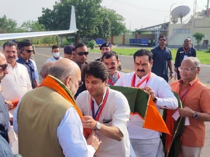 Gwalior Madhya Pradesh Amit Shah gave more importance to Jyotiraditya Scindia than Shivraj Singh Chouhan ANN पीएम नरेंद्र मोदी और अमित शाह ने दिया ज्योतिरादित्य सिंधिया को महत्व, एमपी में उत्साहित हैं समर्थक