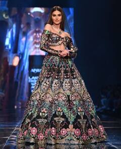 Tara Sutaria Pics: મલ્ટીકલર લહેંગામાં રેમ્પ પર વોક કરતી જોવા મળી તારા, જુઓ તસવીરો