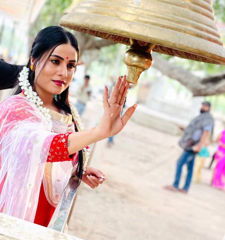 लंबे वक्त से भोजपुरी सिनेमा पर राज करने वाली एक्ट्रेस मोनालिसा, आम्रपाली दुबे, रानी चटर्जी को टक्कर देने भोजपुरी सिनेमा में एक नया चेहरा उभरता हुआ नजर आ रहा है, और इस नए चेहरे का नाम संजना पांडेय है.