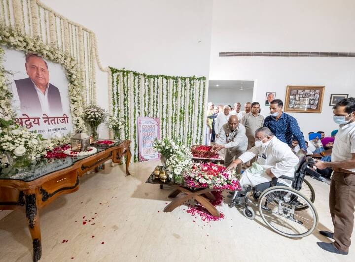 बता दें कि सोमवार को नेताजी के अस्थियां हरिद्वार में विसर्जीत की जाएंगी. परिवार के लोग अखिलेश यादव के साथ सैफई से सोमवार को ही हरिद्वार जाएंगे.