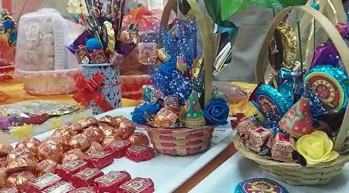 चॉकलेट फटाके विकत घेण्यासाठी पुणेकर गर्दी करताना दिसत आहेत.