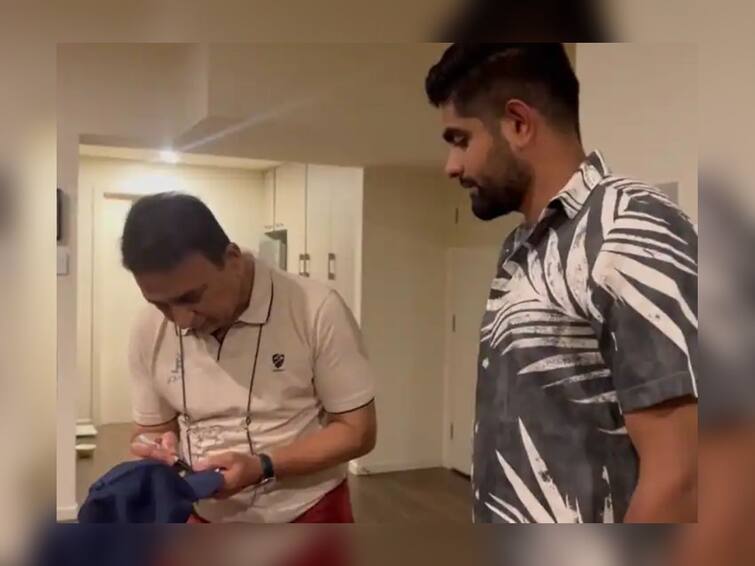 T20 World Cup 2022: Babar Azam meets Sunil Gavaskar ahead of India-Pakistan clash watch video IND vs PAK : सुनील गावस्कर यांचा फॅन आहे बाबर आझम, ऑटोग्राफ घेतानाचा व्हिडीओ व्हायरल