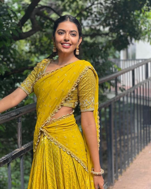 ఓ పక్క ట్రెడిషనల్ గా కనిపిస్తూనే.. మరోపక్క గ్లామర్ షో చేస్తోంది.(Photo Courtesy: Shivani Rajasekhar Instagram)
