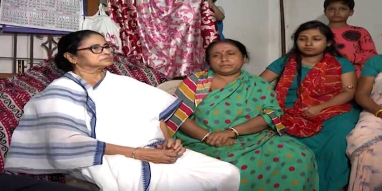 Mamata Banerjee: মালবাজারে বিসর্জনে হড়পা বানে মৃতদের পরিবারের বাড়িতে মুখ্যমন্ত্রী Chief Minister at the house of the families of those who died in flash flood in Malbazar Mamata Banerjee: মালবাজারে বিসর্জনে হড়পা বানে মৃতদের পরিবারের বাড়িতে মুখ্যমন্ত্রী