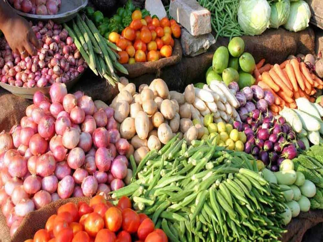 Vegetables Price List: 100-ஐ நெருங்கும் சின்ன வெங்காயம்.. அதிரடியாக உயர்ந்த அவரை.. இன்றைய காய்கறி நிலவரம்.. vegetables price list chennai koyambedu october 17 onion price vegetables price full list Vegetables Price List: 100-ஐ நெருங்கும் சின்ன வெங்காயம்.. அதிரடியாக உயர்ந்த அவரை.. இன்றைய காய்கறி நிலவரம்..