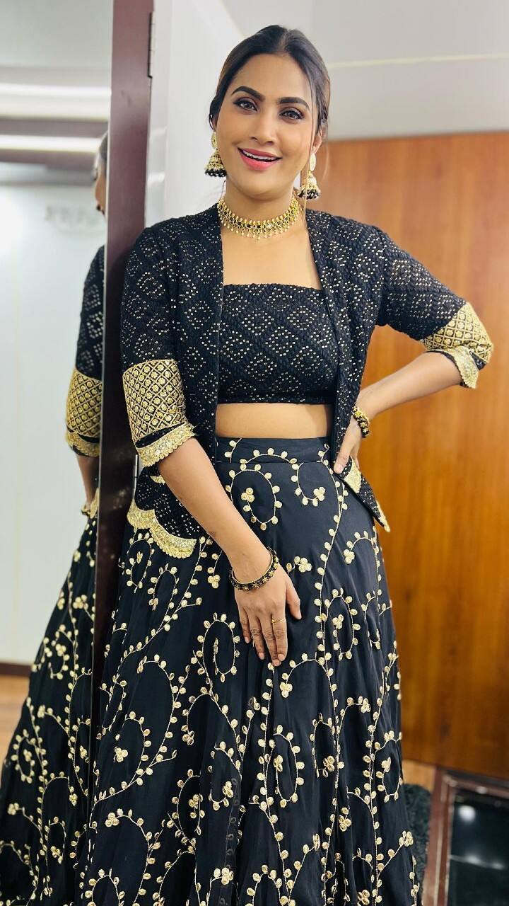 சன் டிவியில் ஒளிப்பரப்பான ‘நாயகி’ சீரியலில் நடித்த யோகேஸ்வரனை காதலித்து திருமணம் செய்து கொண்டார்