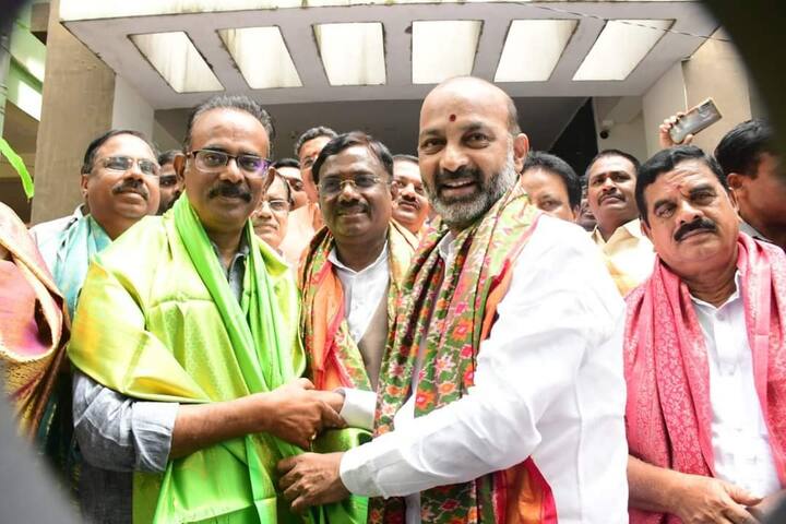 బూర నర్సయ్య గౌడ్ త్వరలోనే బీజేపీలో చేరనున్నారని రాష్ట్ర బీజేపీ అధ్యక్షుడు బండి సంజయ్ అధికారికంగా ప్రకటించారు. (Photo: Twitter/@bandisanjay_bjp)