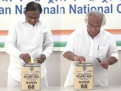 कांग्रेस अध्यक्ष पद के चुनाव के लिए मतदान शुरू, चिदंबरम और रमेश समेत कई बड़े नेताओं ने डाला वोट