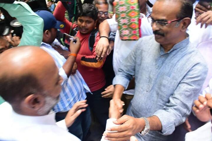 భువనగిరి మాజీ ఎంపీ బూర నర్సయ్య గౌడ్ ను బీజేపీ తెలంగాణ అధ్యక్షుడు బండి సంజయ్ కలిశారు.  (Photo: Twitter/@bandisanjay_bjp)