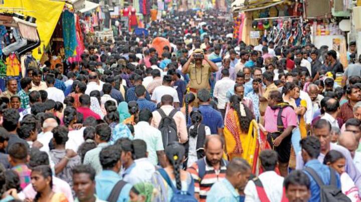 Crowds of people throng the streets of Trichy on the occasion of Diwali TNN தீபாவளி பண்டிகை முன்னிட்டு  திருச்சி கடை வீதிகளில் அலைமோதும் மக்கள் கூட்டம்
