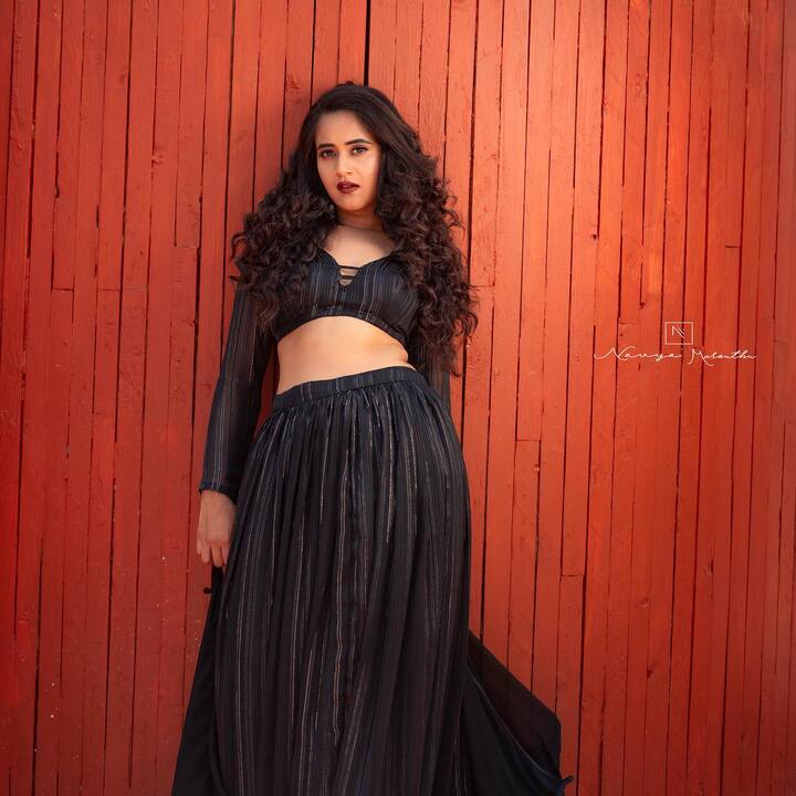 సోషల్ మీడియాలోనూ ఫుల్ యాక్టివ్ గా ఉంటుంది. Photo@Deepthi Sunaina/Instagram
