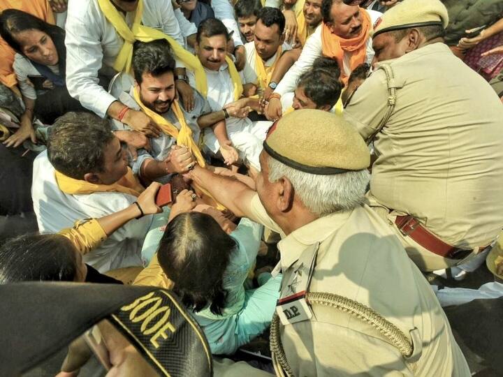 सीबीआई हेडक्वार्टर पहुंचने से पहले सिसोदिया ने शक्ति प्रदर्शन किया. वह पूछताछ से पहले अपने समर्थकों के हुजूम के साथ राजघाट पहुंचे और राष्ट्रपिता महात्मा गांधी की समाधि पर फूल चढ़ाए.