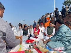 हरिद्वार के 'नमामि गंगे घाट' पर हुआ नेताजी का अस्थि विसर्जन, तस्वीरों में अखिलेश के साथ दिखा पूरा परिवार