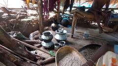 In Pics: राष्ट्रपति के दत्तक पुत्र 'पहाड़ी कोरवा' के दो परिवार जंगल में झोपड़ी बनाकर रहने को मजबूर, देखें तस्वीरें