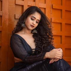 Deepthi Sunaina: బ్లాక్ డ్రెస్ లో బిగ్ బాస్ బ్యూటీ హొయలు!