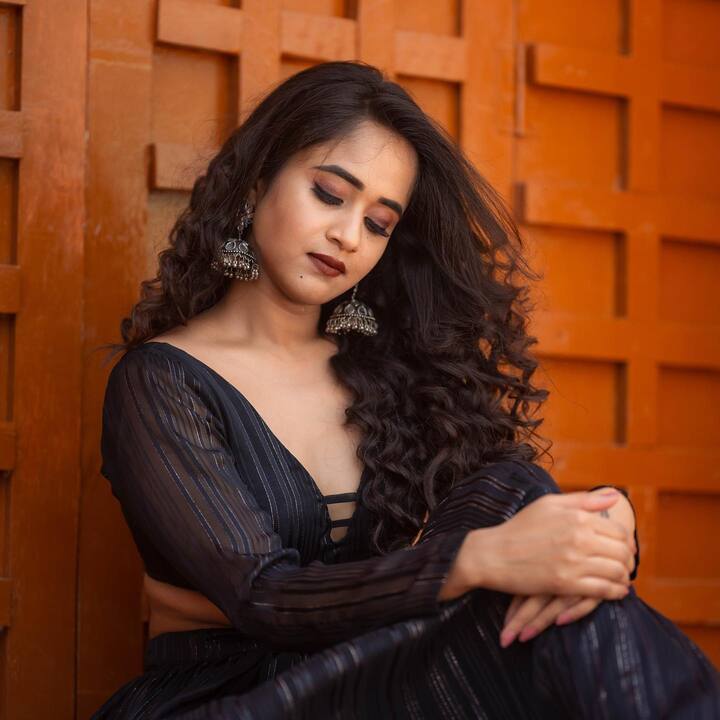 ఈ క్రేజ్ తోనే బిగ్ బాస్ లో అవకాశం దక్కించుకుంది. Photo@Deepthi Sunaina/Instagram