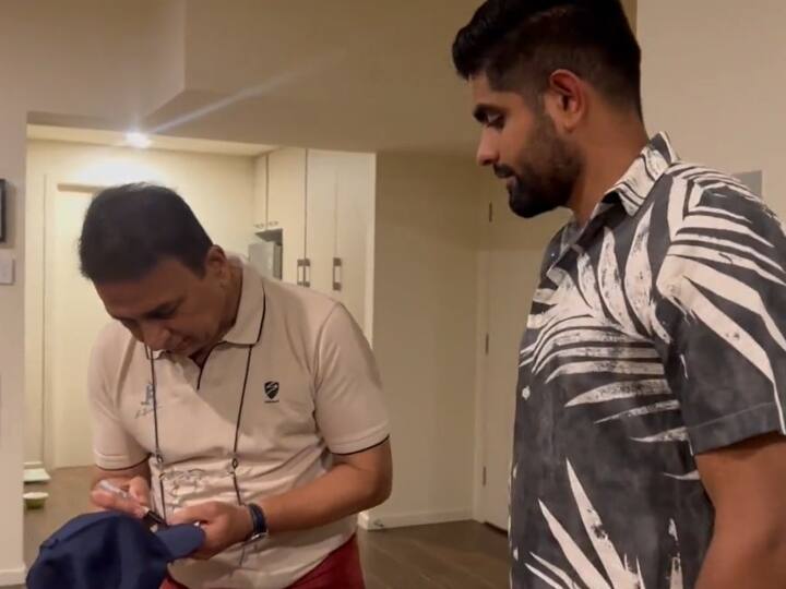 Before IND vs PAK match In T20 World Cup 2022 Babar Azam Meet Former Indian Cricketer Sunil Gavaskar PCB Share Video T20 World Cup 2022: भारत-पाक मैच से पहले सुनील गावस्कर से मिले बाबर आज़म, सामने आया वीडियो