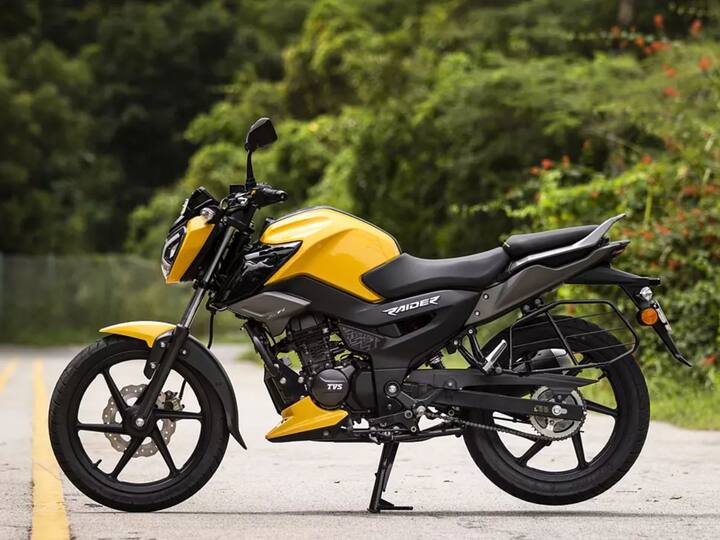 image नवीन मॉडेल कंपनीच्या SmartConnect कनेक्टिव्हिटी फीचरने (TVS SmartXonnect) सुसज्ज असेल. नवीन Raider ला ब्लूटूथ कनेक्टिव्हिटी आणि मोबाईल अॅप्लिकेशनद्वारे सपोर्ट असेल. यासोबतच या बाईकमध्ये कॉल आणि एसएमएस अलर्टसह कॅलेंडर देखील अॅक्सेस करता येणार आहे. कंपनी TVS SmartConnect सह टर्न-बाय-टर्न नेव्हिगेशन देखील देते. या बाईकमध्ये पूर्वीपेक्षा मोठा कलर टीएफटी डिस्प्ले दिला जाऊ शकतो.