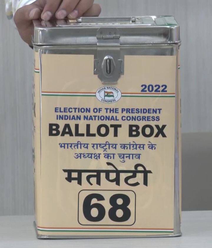 24 વર્ષ પછી ગાંધી પરિવારની બહારની કોઈ વ્યક્તિ અધ્યક્ષ બનશે. એટલું જ નહીં કોંગ્રેસના 137 વર્ષના ઈતિહાસમાં છઠ્ઠી વખત પ્રમુખ પદની ચૂંટણી લડાઈ રહી છે.