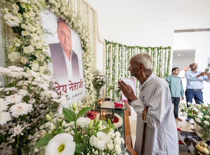 वहीं बॉलीवुड से लेकर दिग्गज नेताओं के अलावा सैफई और आसपास के कई लोग भी नेताजी को श्रद्धांजलि देने पहुंचे. इस दौरान कई वृद्ध लोग भी उनको श्रद्धांजलि देने पहुंचे थे.