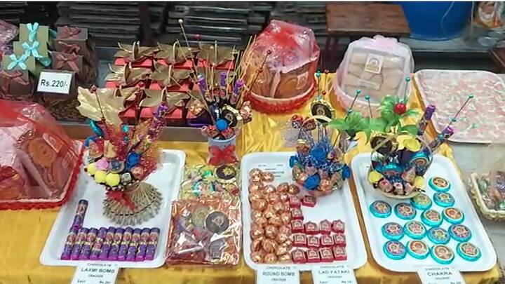 फटाक्यासारख्या आकारात असलेल्या चॉकलेटला पुणेकरांना पसंती दिली आहे.