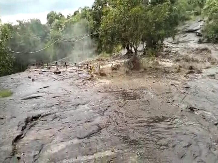 வெளுத்து வாங்கும் கனமழை; கும்பக்கரை அருவியில் குளிக்க 4வது நாளாக சுற்றுலா பயணிகளுக்கு தடை