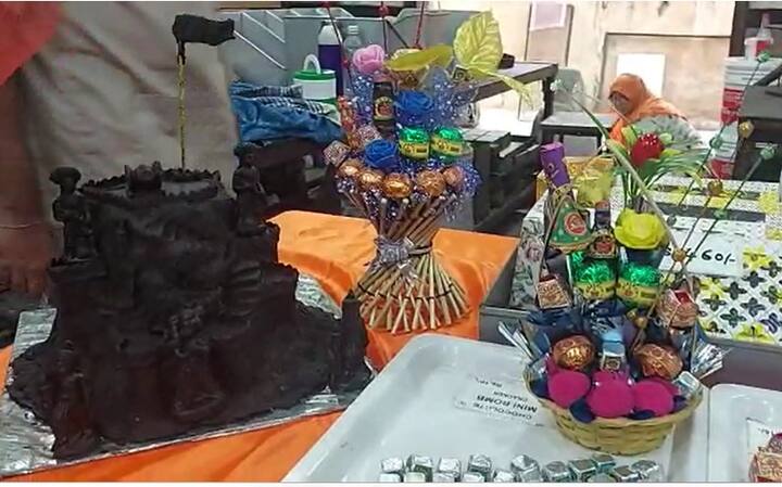 वेगवेगळ्या चवीचे आणि आकाराचे चॉकलेट्स फटाक्याप्रमाणे पॅक केले आहे.