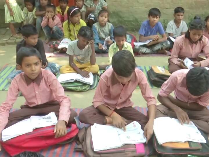Gorakhpur news Education of the children of flood affected schools is going on Gorakhpur News: गोरखपुर में बाढ़ प्रभावित स्कूलों के बच्चों की जारी है पढ़ाई, खाली जगह पर लगी क्लास