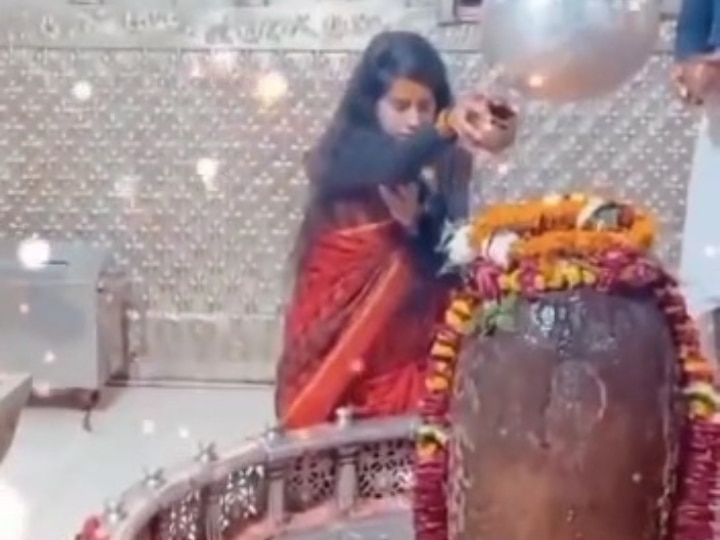 Video Viral: महाकालेश्वर मंदिर में फिल्मी गाने पर युवती का वीडियो वायरल, पुरोहितों ने जताई नाराजगी