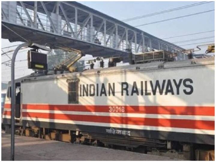 Indian Railways: Railways canceled as many as 90 trains today Check this list before going to the railway station Indian Railways: रेल्वेने आज रद्द केल्या तब्बल 90 गाड्या...रेल्वे स्टेशनवर जाण्यापूर्वी पाहा ही यादी