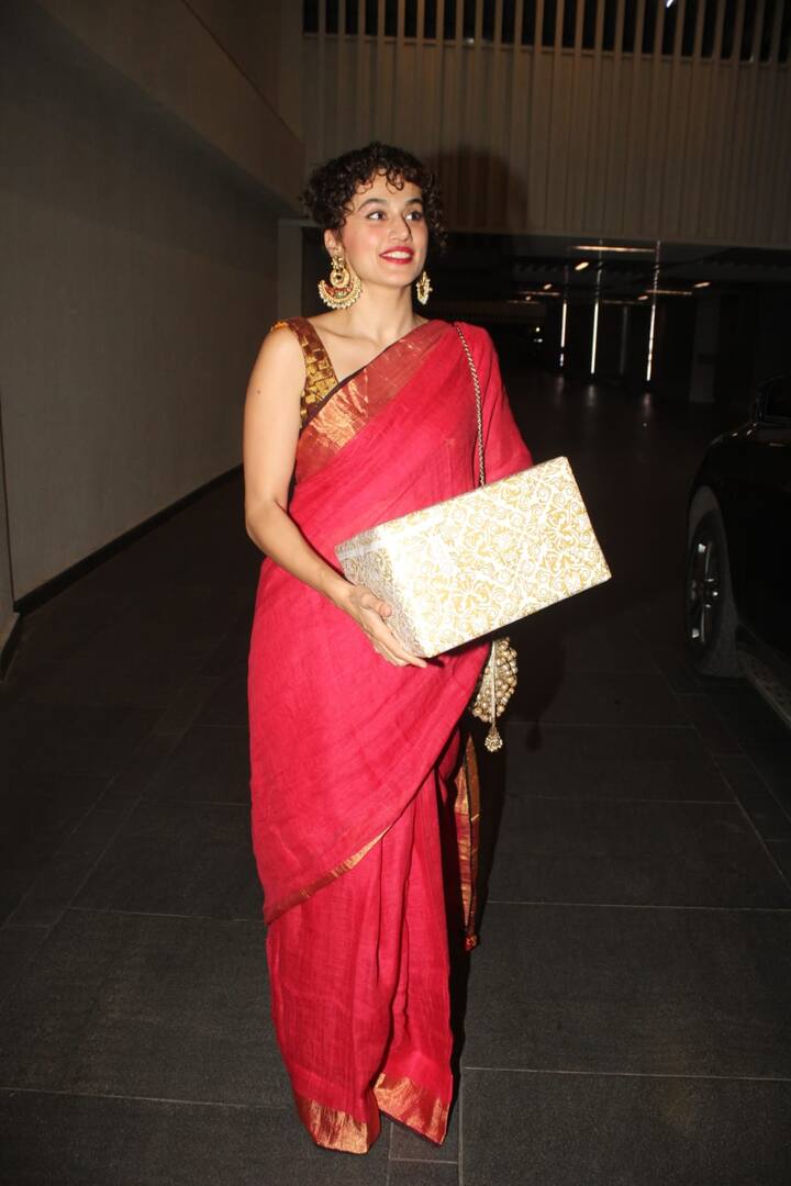 तापसी रविवार रात आयुष्मान खुराना की प्री-दिवाली पार्टी में पहुंचीं. जहां उन्होंने ढेर सारी तस्वीरें भी क्लिक करवाईं.