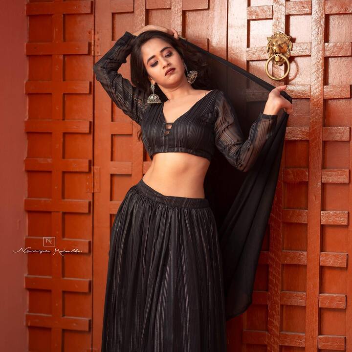 ప్రస్తుతం పలు వెబ్ సిరీస్ చేస్తూ బిజీ గడిపేస్తోంది. Photo@Deepthi Sunaina/Instagram