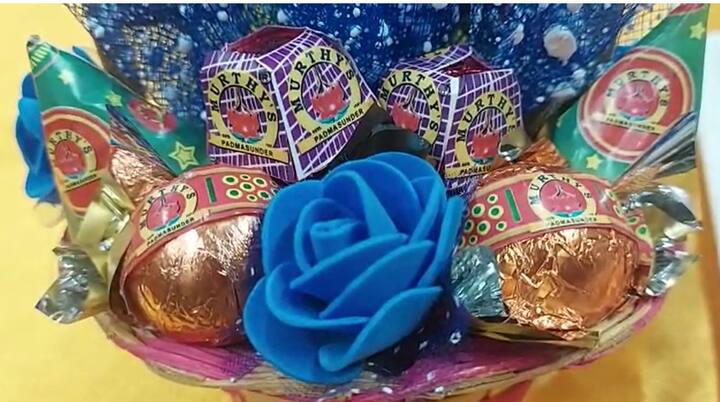 आकर्षक पद्धतीने चॉकलेटच्या फटाक्यांचं पॅकिंगदेखील करण्यात आलं आहे.