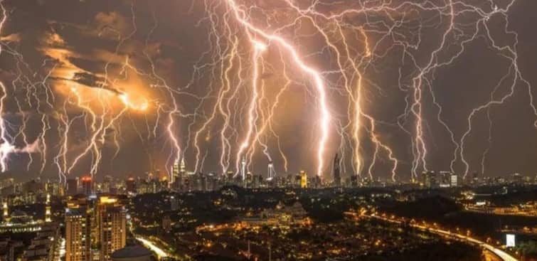 Malaysia: Photographer Captures Incredible Stack Photo Showing Lightning Strike Klang Valley ”மின்னல் ஒரு கோடி எந்தன் உயிர்தேடி...!” : மலேசிய வானத்தில் மின்னல் மழை படம்பிடித்த புகைப்படக்காரர்