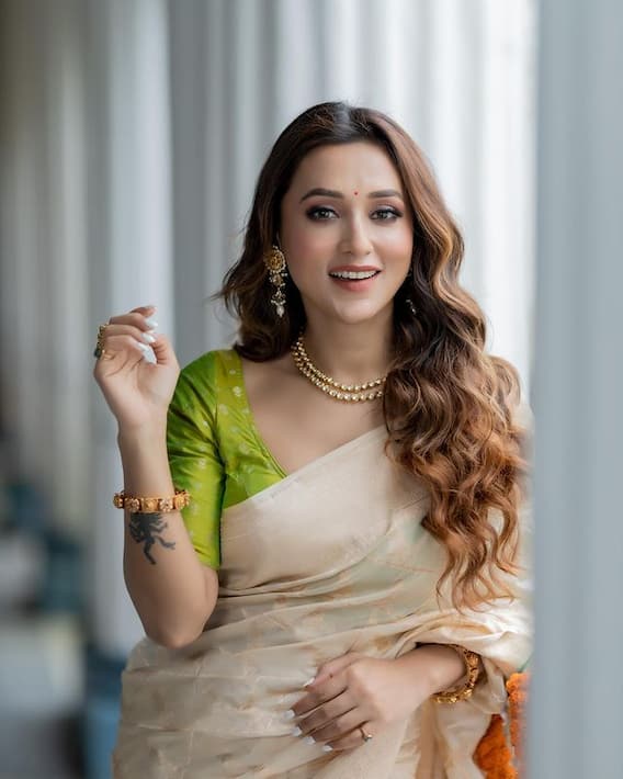 শাড়ি থেকে ওয়েস্টার্ন, মিমির স্টাইল স্টেটমেন্ট